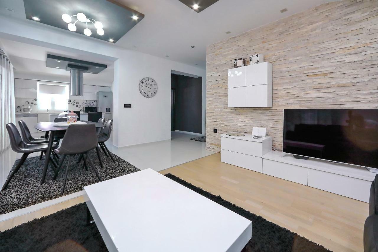 Apartments Neli บาร์บินเย ภายนอก รูปภาพ